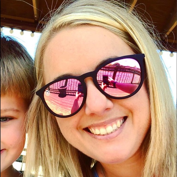 Meet your Posher, Dailee - Picture 1 of 1